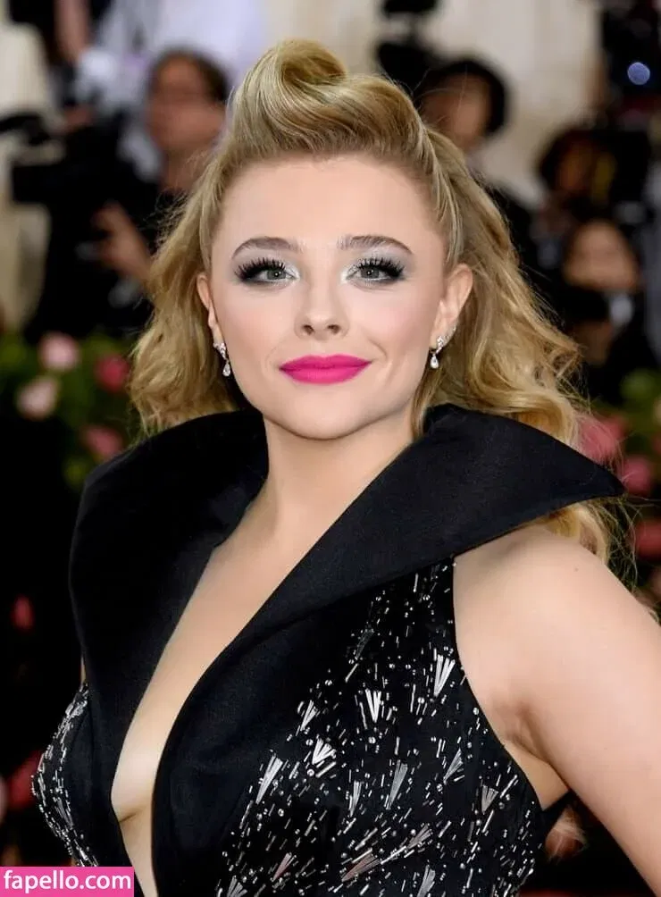 Chloë Grace Moretz / chloegmoretz / https: Onlyfans Photo Gallery 