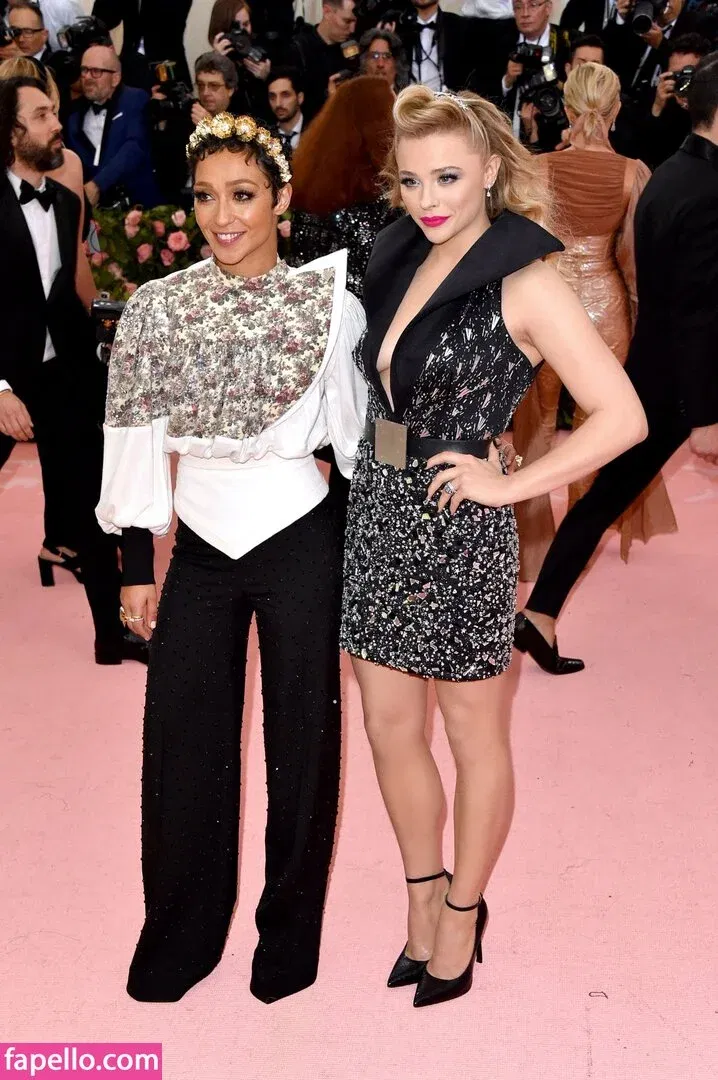 Chloë Grace Moretz / chloegmoretz / https: Onlyfans Photo Gallery 