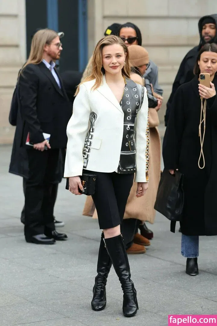 Chloë Grace Moretz / chloegmoretz / https: Onlyfans Photo Gallery 