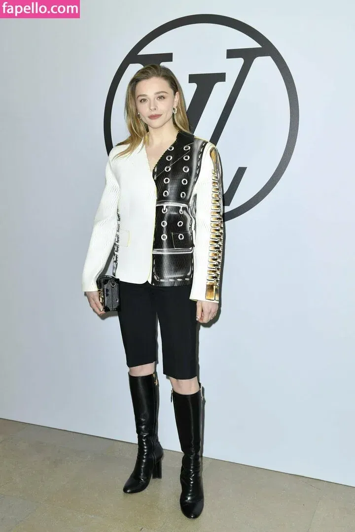 Chloë Grace Moretz / chloegmoretz / https: Onlyfans Photo Gallery 