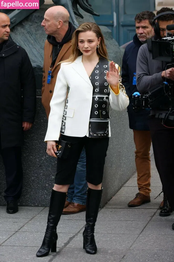 Chloë Grace Moretz / chloegmoretz / https: Onlyfans Photo Gallery 