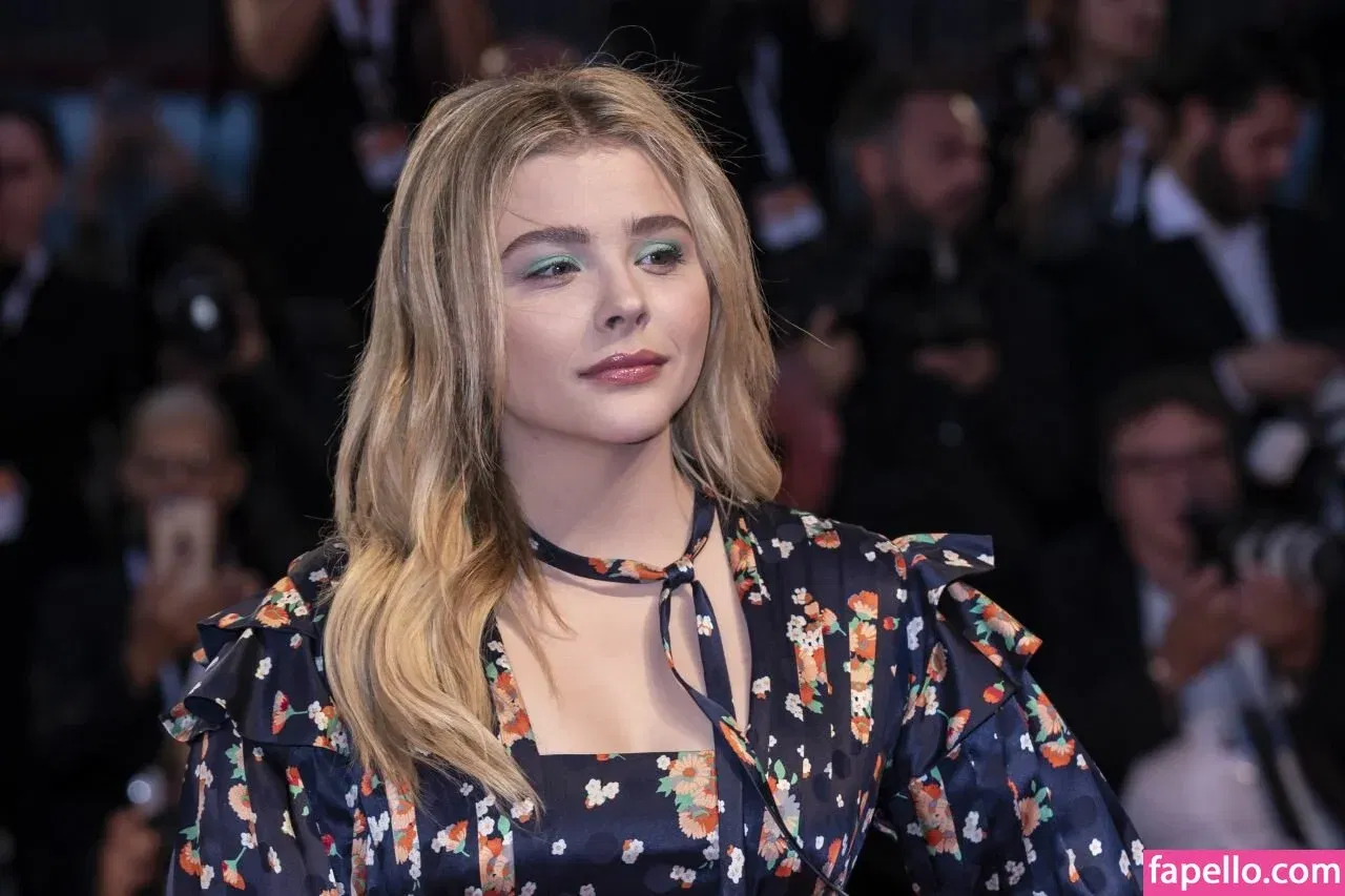 Chloë Grace Moretz / chloegmoretz / https: Onlyfans Photo Gallery 