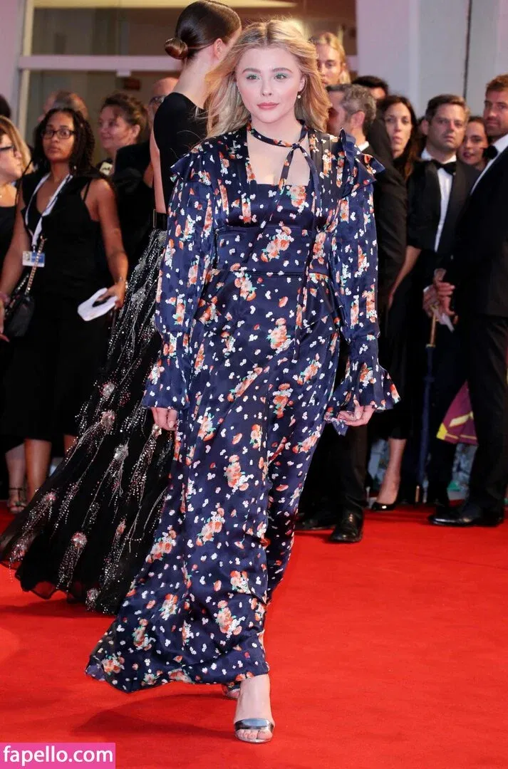 Chloë Grace Moretz / chloegmoretz / https: Onlyfans Photo Gallery 