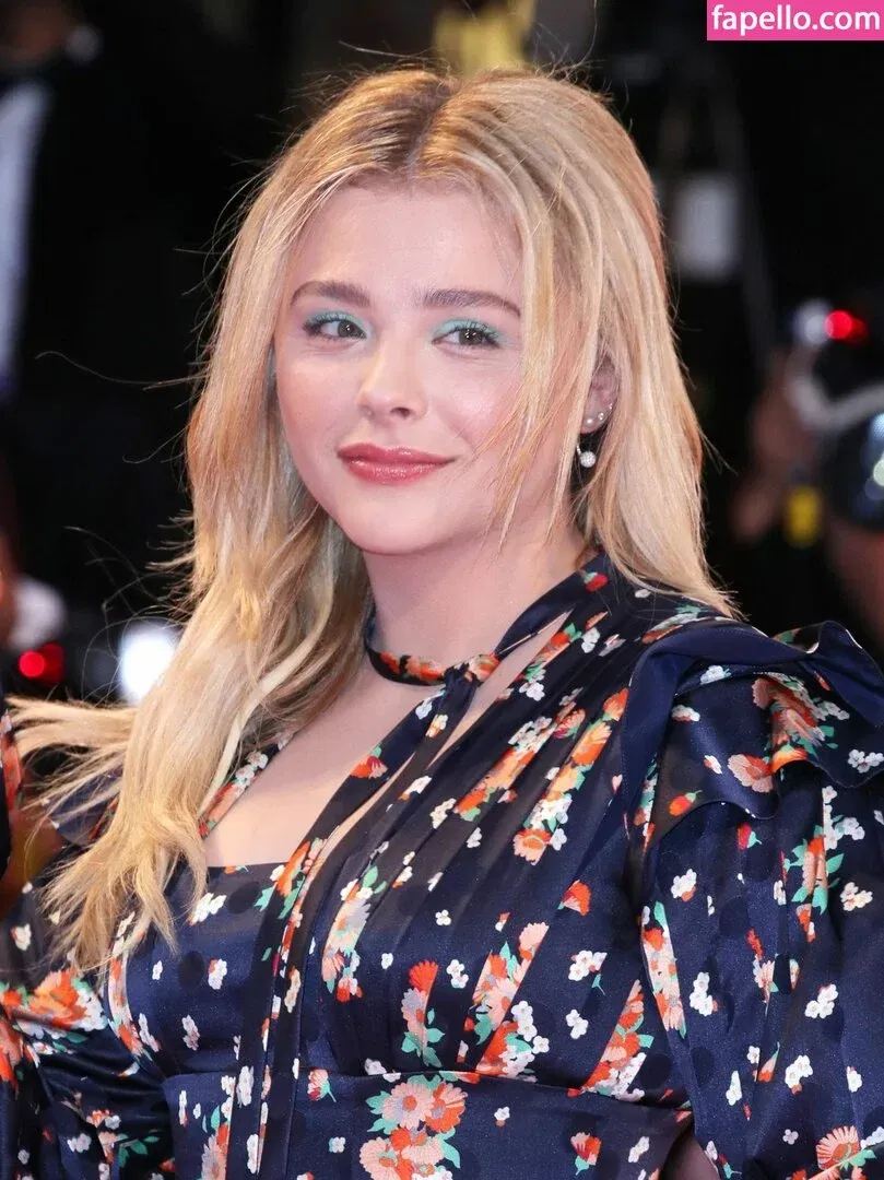 Chloë Grace Moretz / chloegmoretz / https: Onlyfans Photo Gallery 