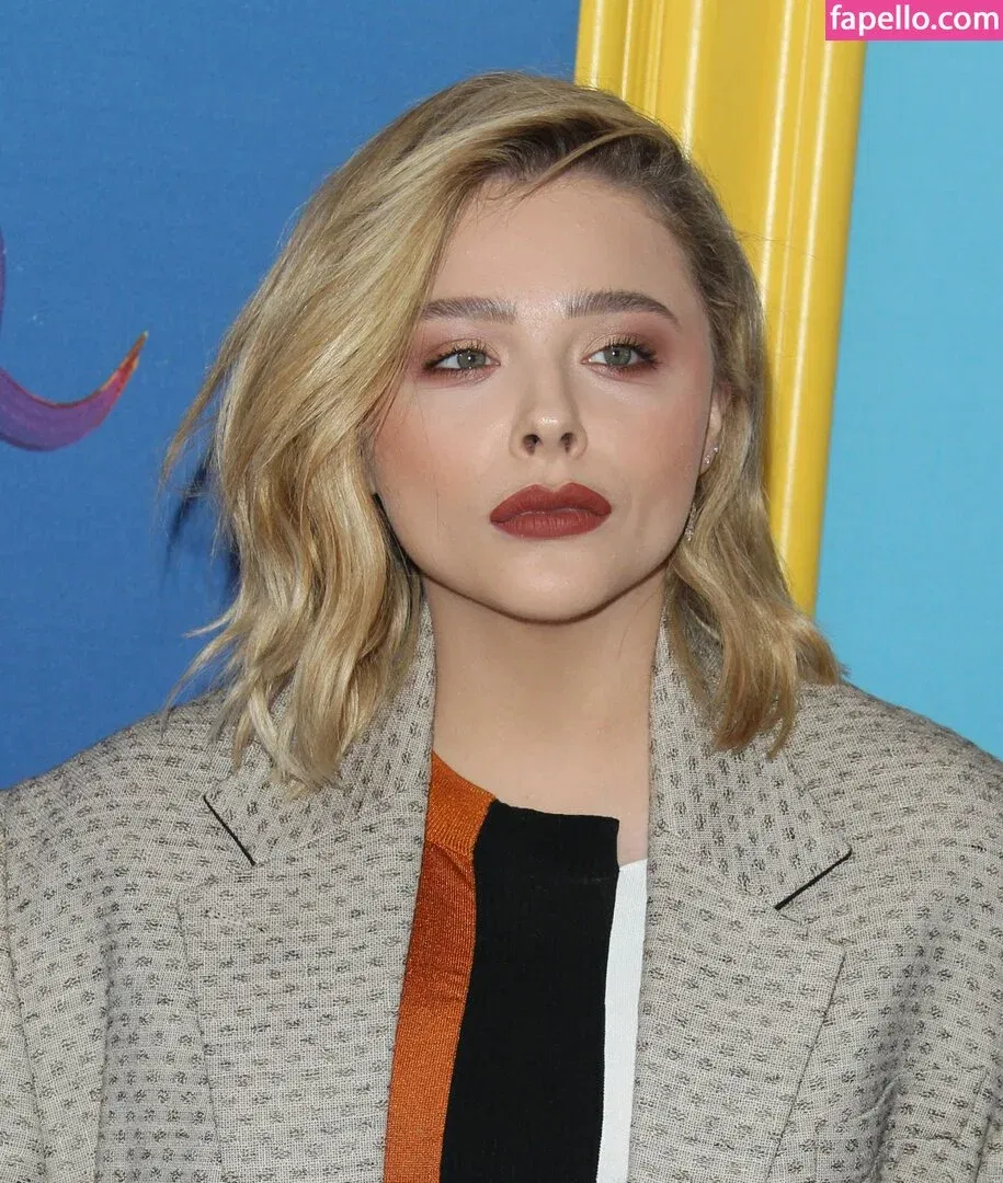 Chloë Grace Moretz / chloegmoretz / https: Onlyfans Photo Gallery 