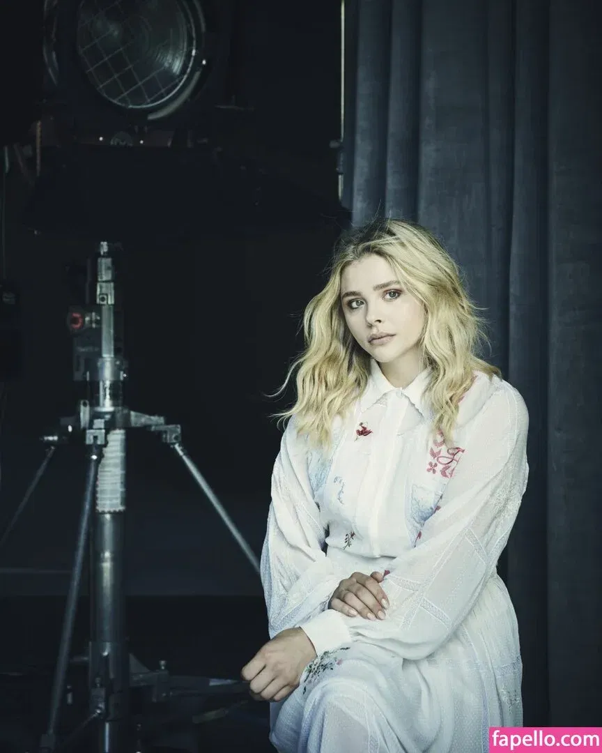 Chloë Grace Moretz / chloegmoretz / https: Onlyfans Photo Gallery 