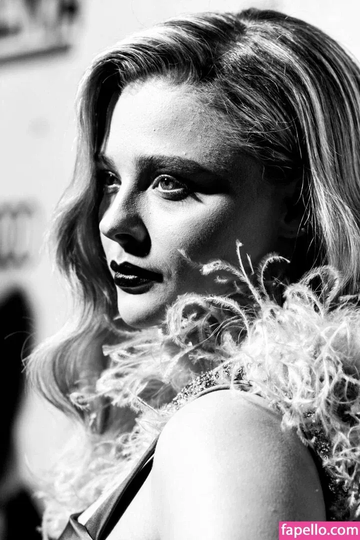 Chloë Grace Moretz / chloegmoretz / https: Onlyfans Photo Gallery 