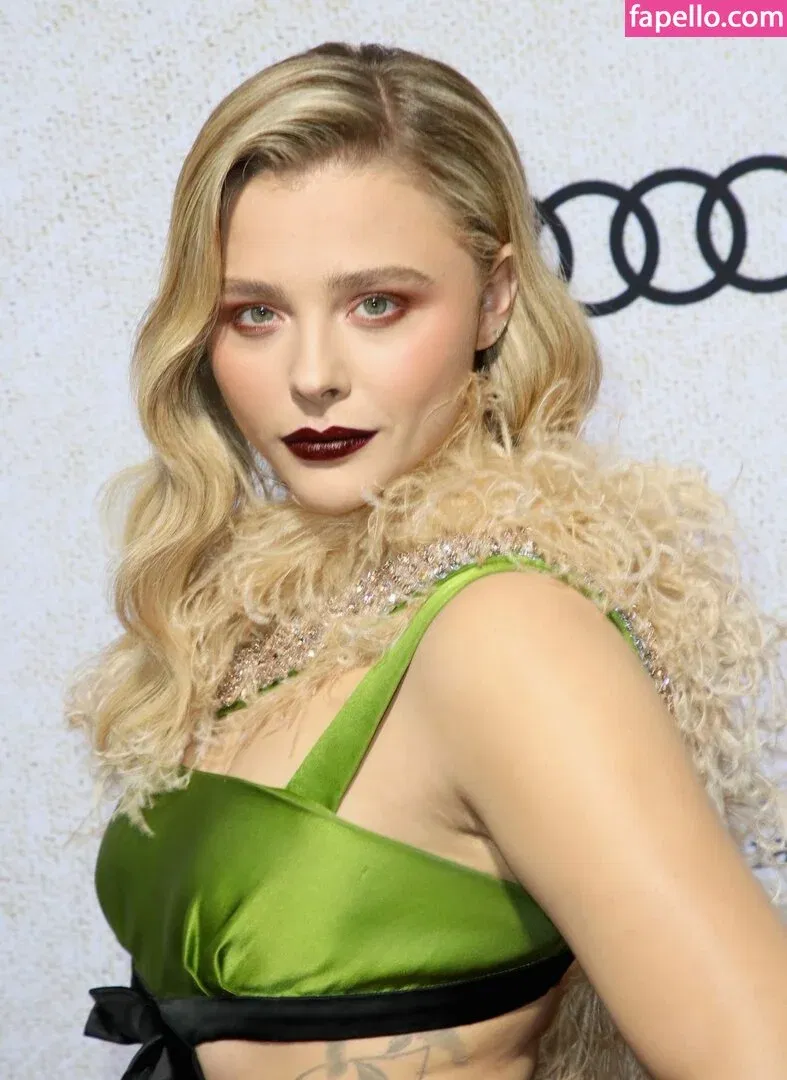 Chloë Grace Moretz / chloegmoretz / https: Onlyfans Photo Gallery 