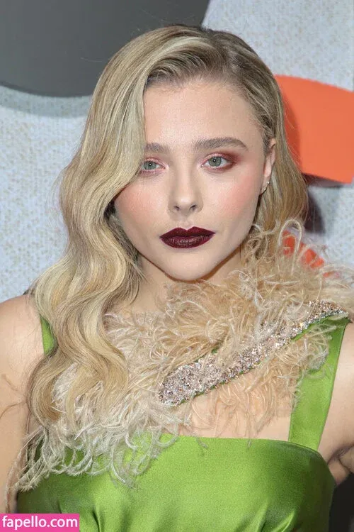 Chloë Grace Moretz / chloegmoretz / https: Onlyfans Photo Gallery 