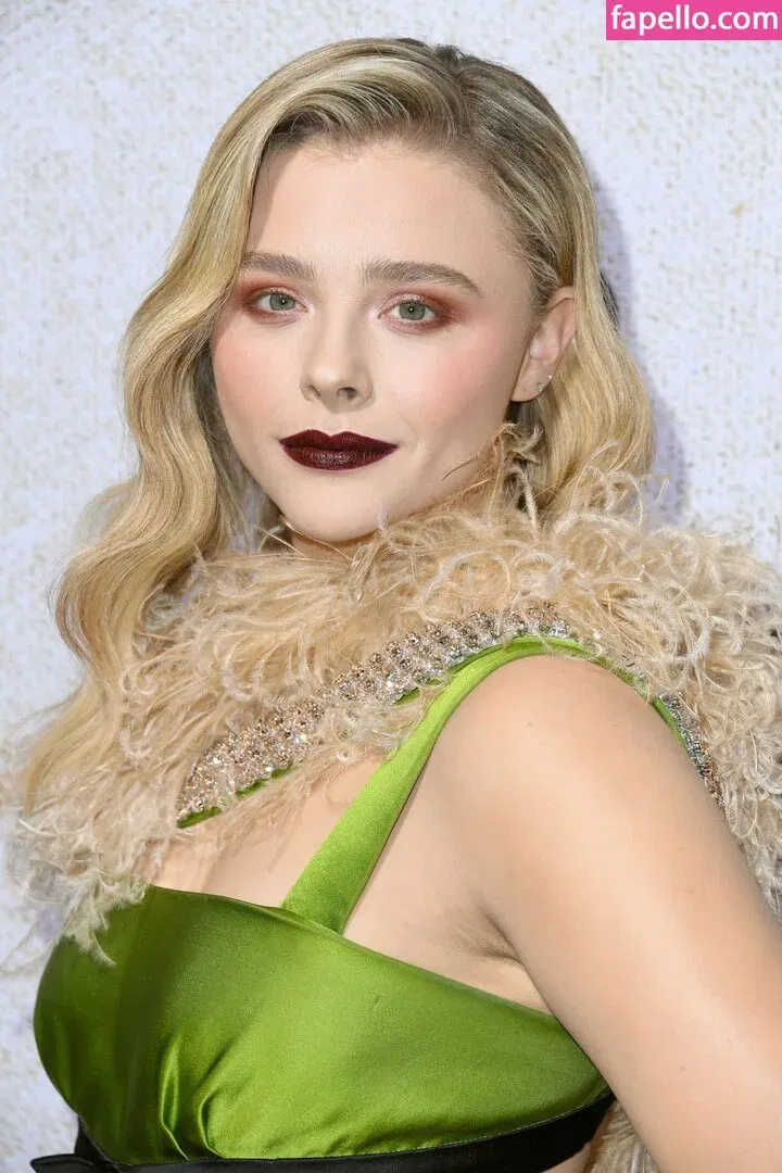 Chloë Grace Moretz / chloegmoretz / https: Onlyfans Photo Gallery 