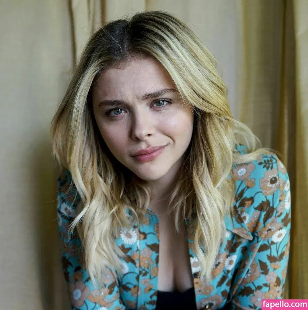 Chloë Grace Moretz / chloegmoretz / https: Onlyfans Photo Gallery 