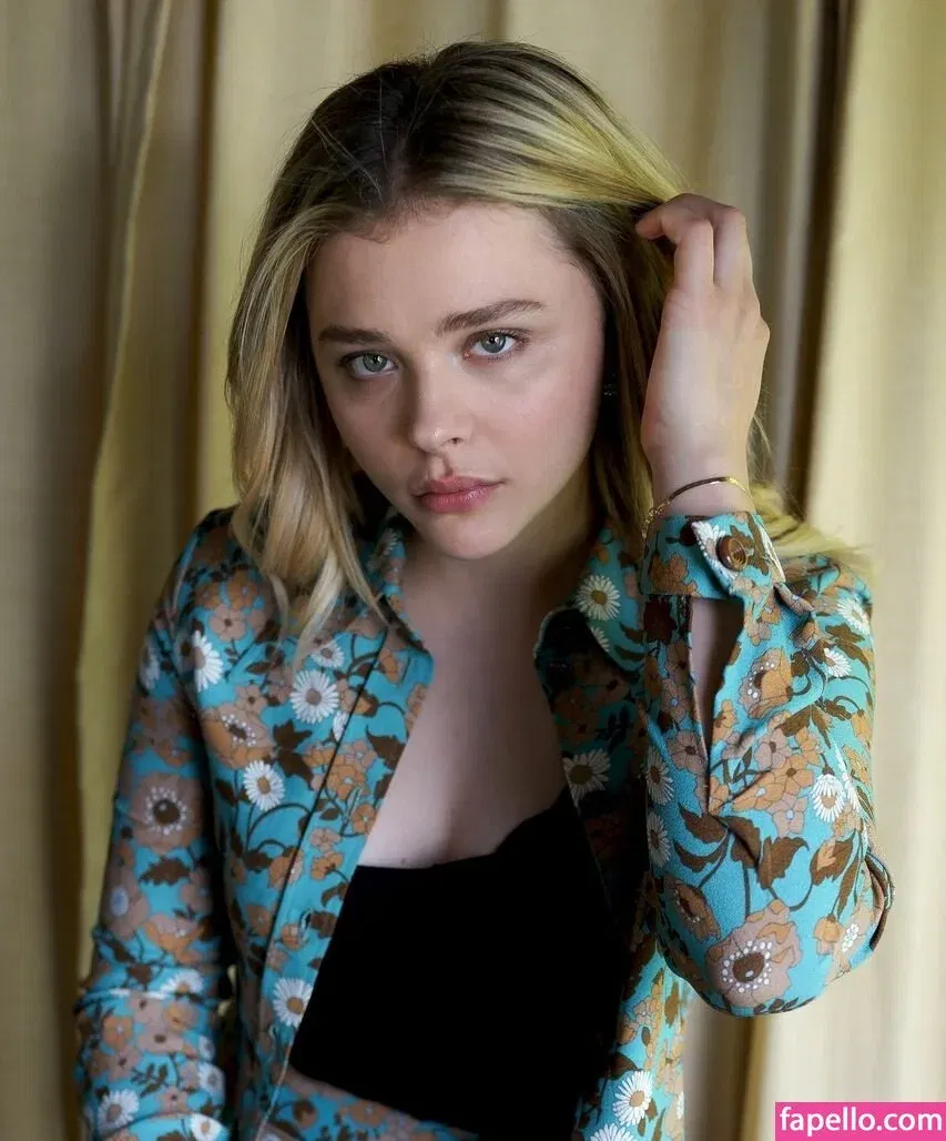 Chloë Grace Moretz / chloegmoretz / https: Onlyfans Photo Gallery 