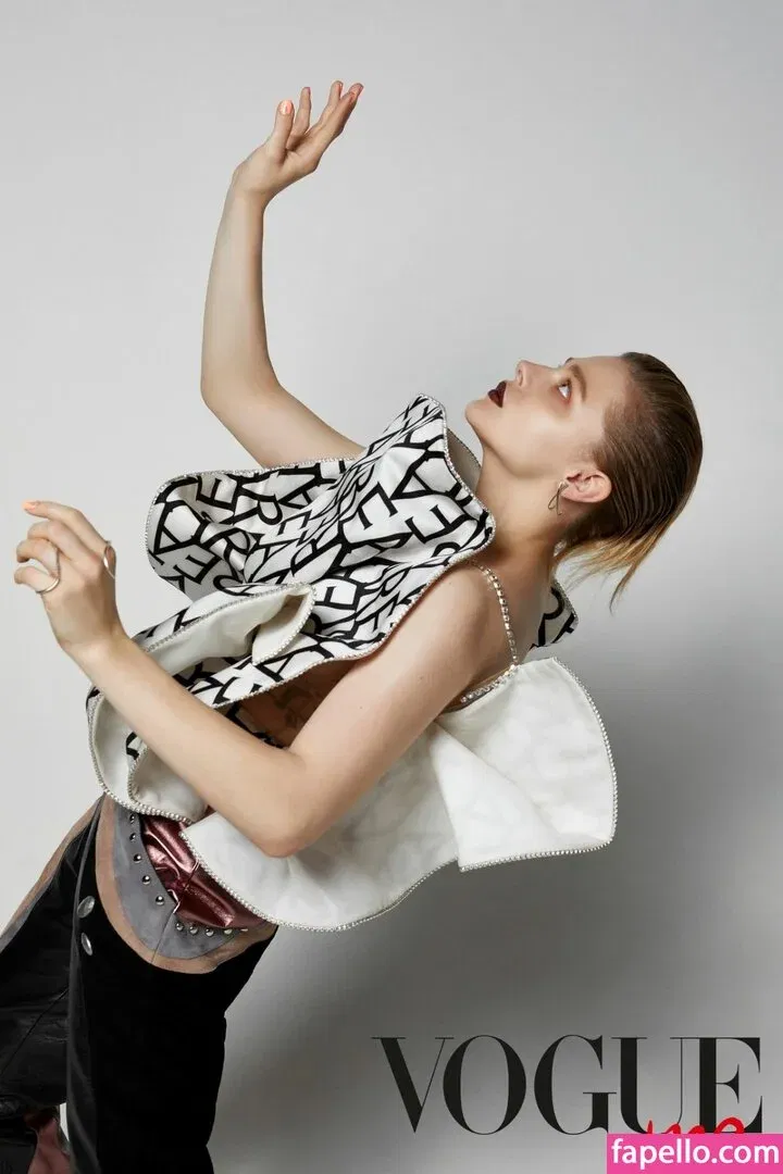 Chloë Grace Moretz / chloegmoretz / https: Onlyfans Photo Gallery 