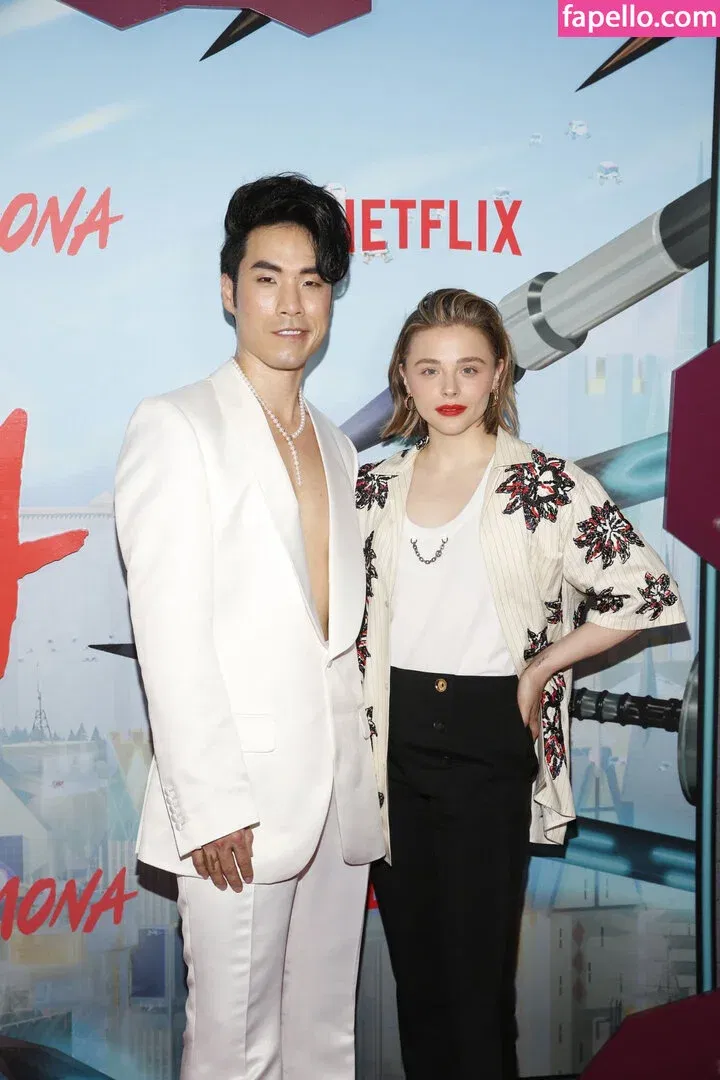 Chloë Grace Moretz / chloegmoretz / https: Onlyfans Photo Gallery 