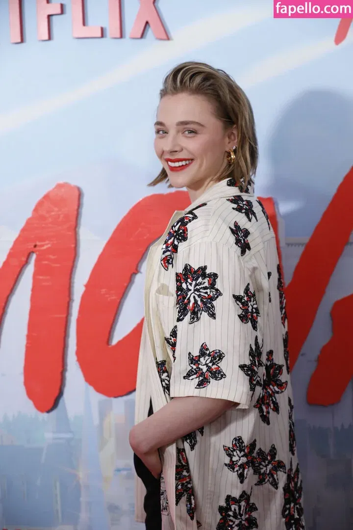 Chloë Grace Moretz / chloegmoretz / https: Onlyfans Photo Gallery 