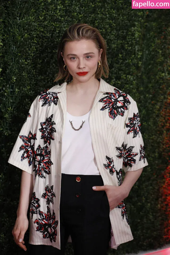 Chloë Grace Moretz / chloegmoretz / https: Onlyfans Photo Gallery 