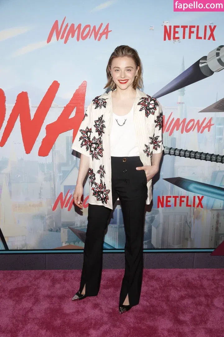 Chloë Grace Moretz / chloegmoretz / https: Onlyfans Photo Gallery 