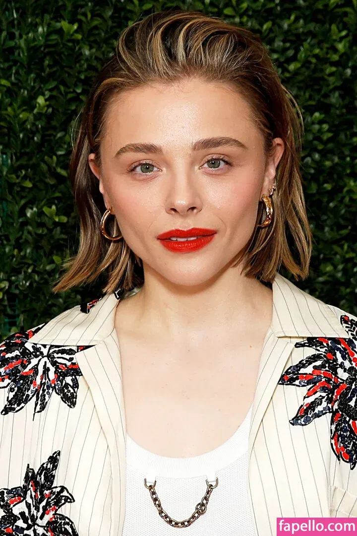 Chloë Grace Moretz / chloegmoretz / https: Onlyfans Photo Gallery 