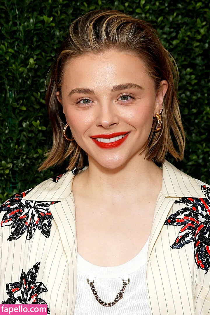 Chloë Grace Moretz / chloegmoretz / https: Onlyfans Photo Gallery 