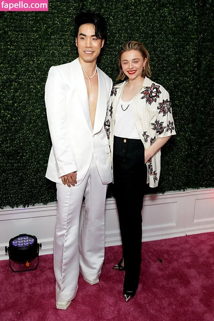 Chloë Grace Moretz / chloegmoretz / https: Onlyfans Photo Gallery 