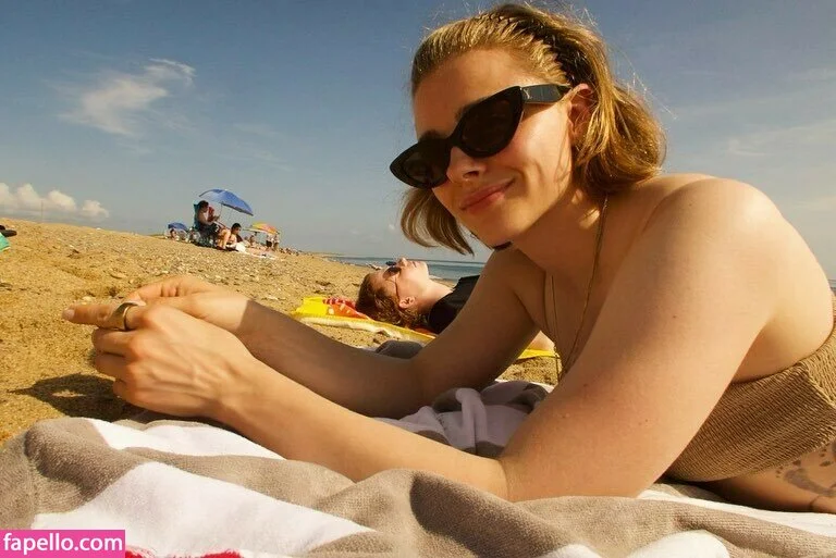 Chloë Grace Moretz / chloegmoretz / https: Onlyfans Photo Gallery 