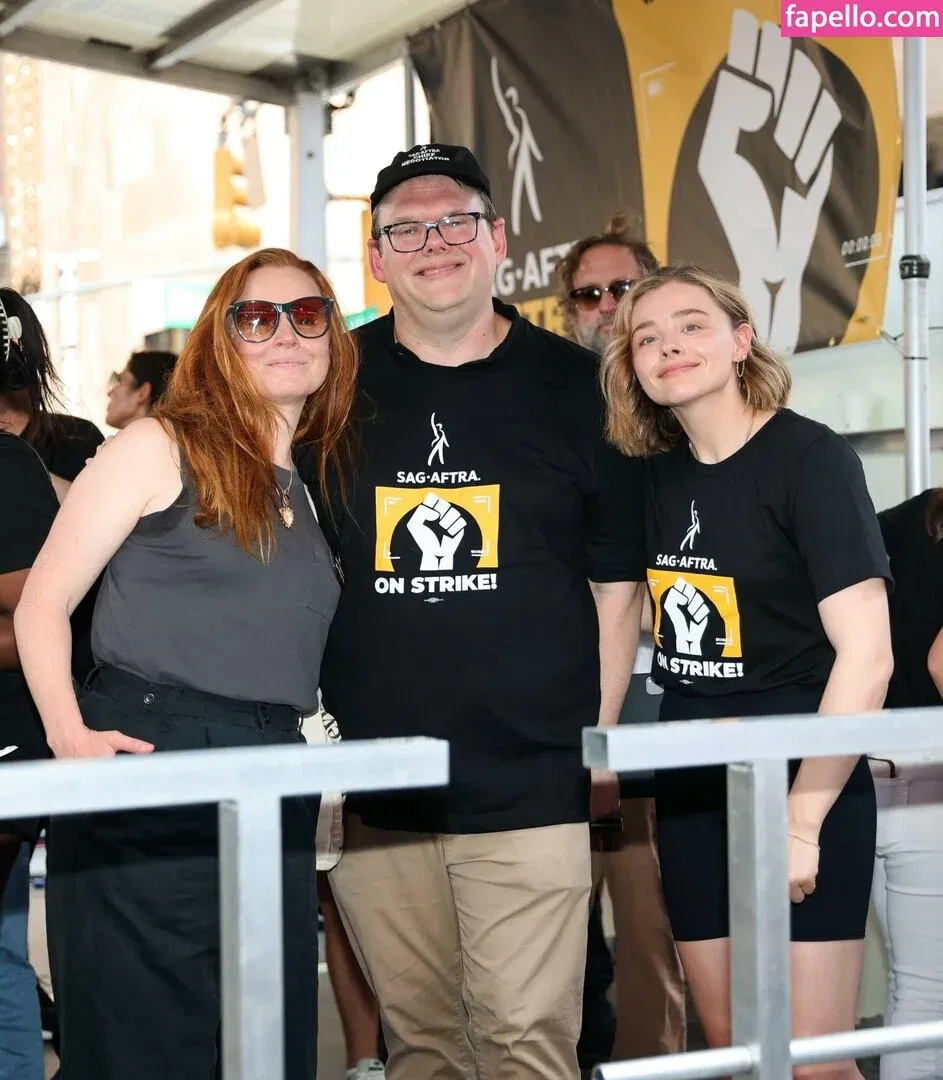 Chloë Grace Moretz / chloegmoretz / https: Onlyfans Photo Gallery 