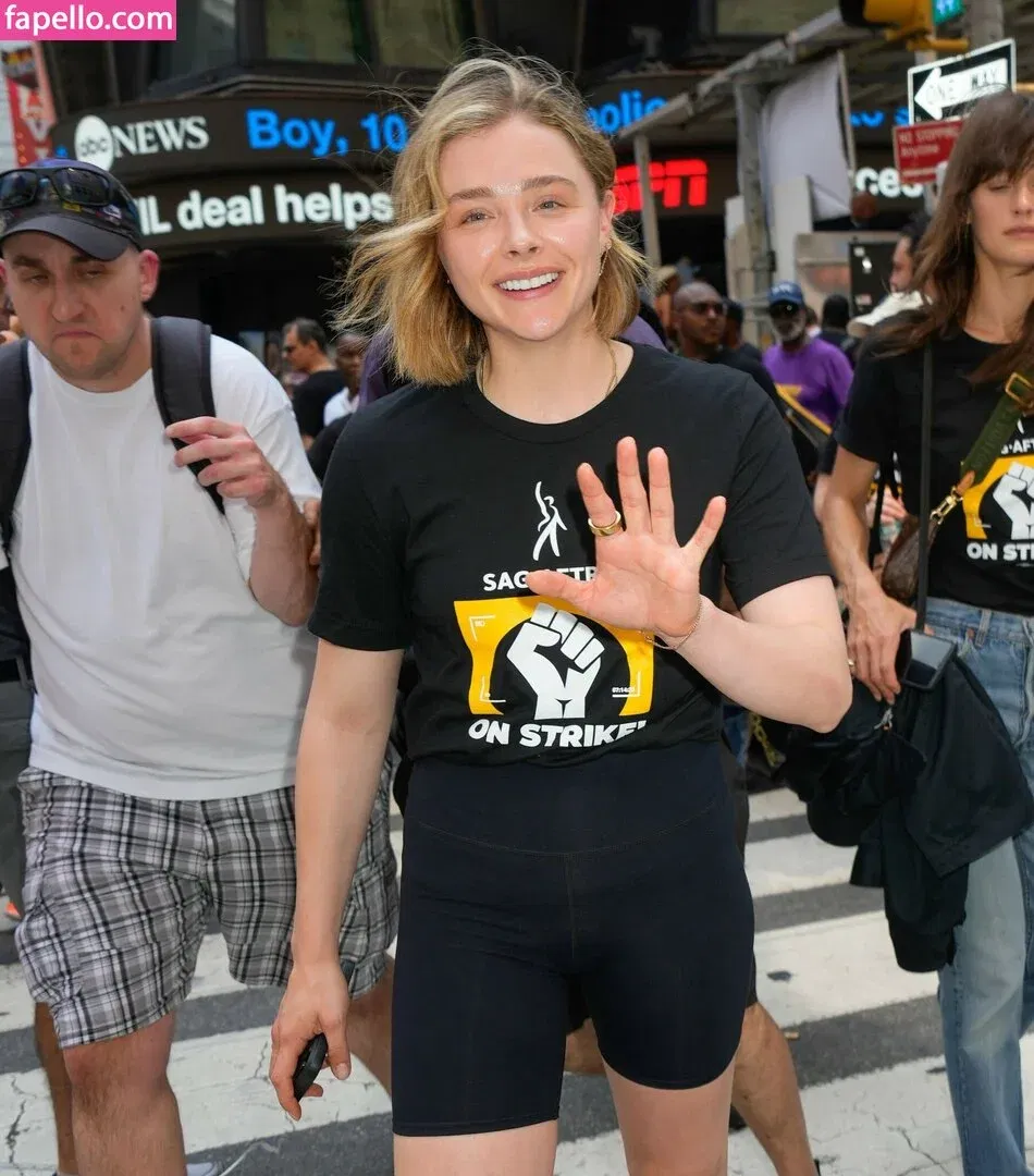 Chloë Grace Moretz / chloegmoretz / https: Onlyfans Photo Gallery 