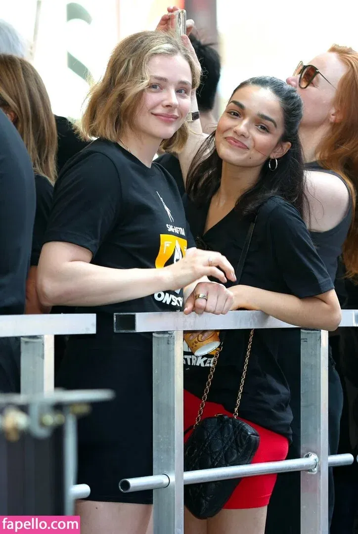 Chloë Grace Moretz / chloegmoretz / https: Onlyfans Photo Gallery 