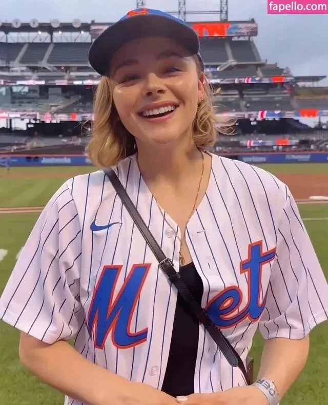 Chloë Grace Moretz / chloegmoretz / https: Onlyfans Photo Gallery 