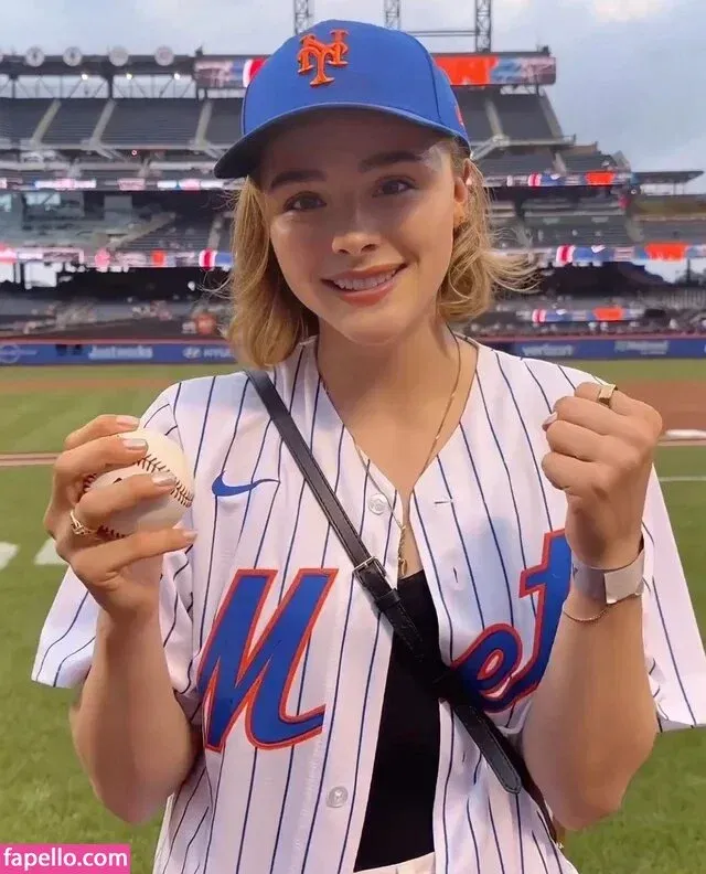 Chloë Grace Moretz / chloegmoretz / https: Onlyfans Photo Gallery 