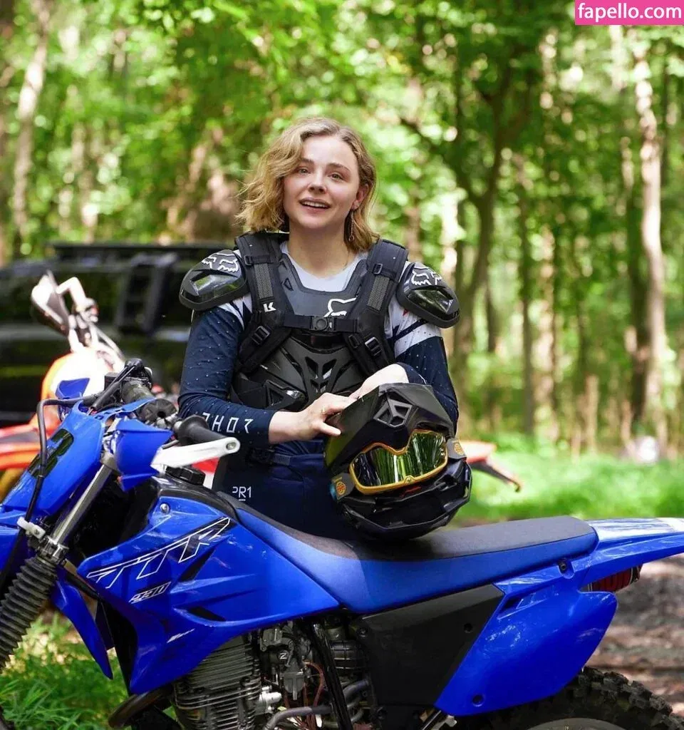 Chloë Grace Moretz / chloegmoretz / https: Onlyfans Photo Gallery 