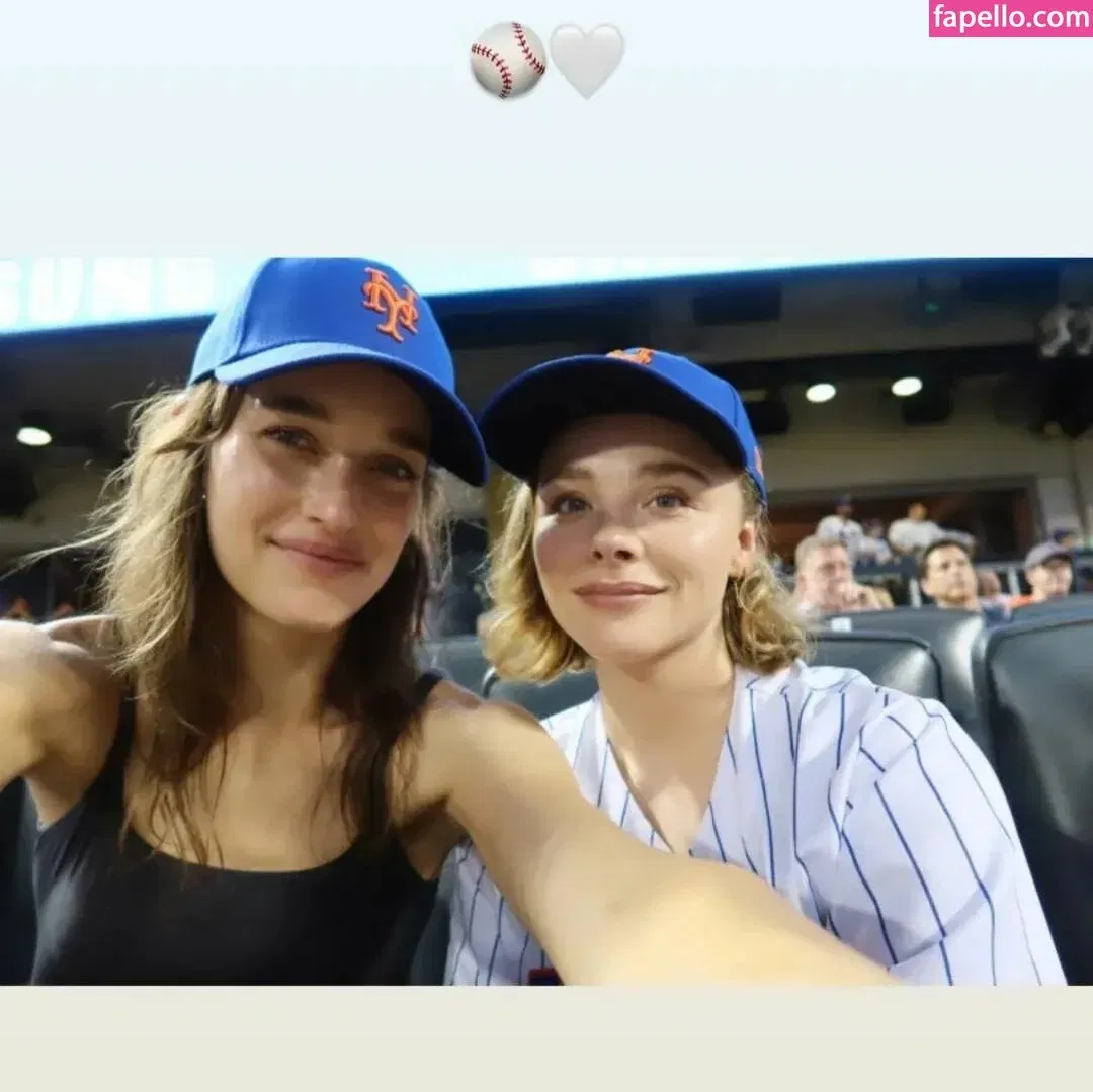 Chloë Grace Moretz / chloegmoretz / https: Onlyfans Photo Gallery 