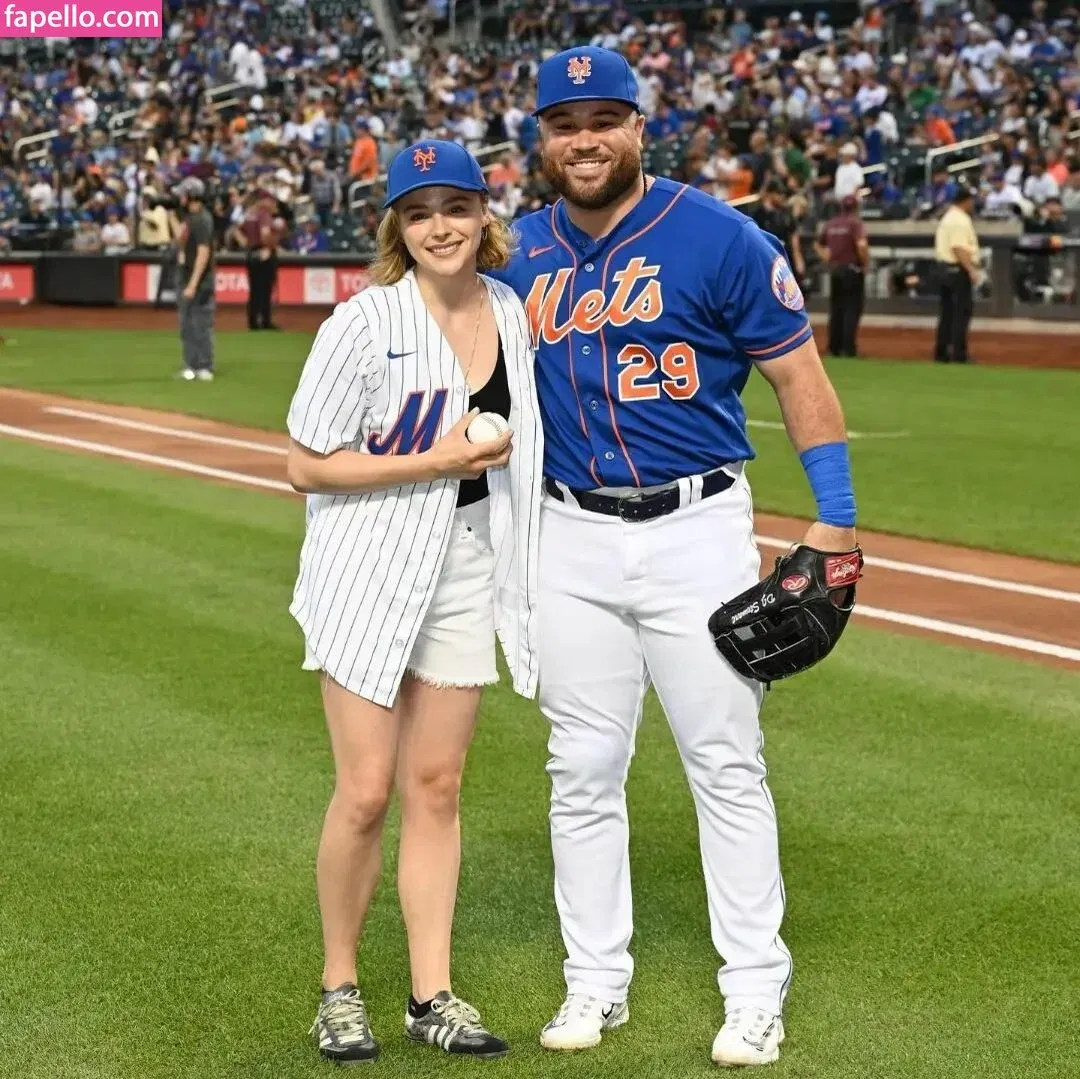 Chloë Grace Moretz / chloegmoretz / https: Onlyfans Photo Gallery 