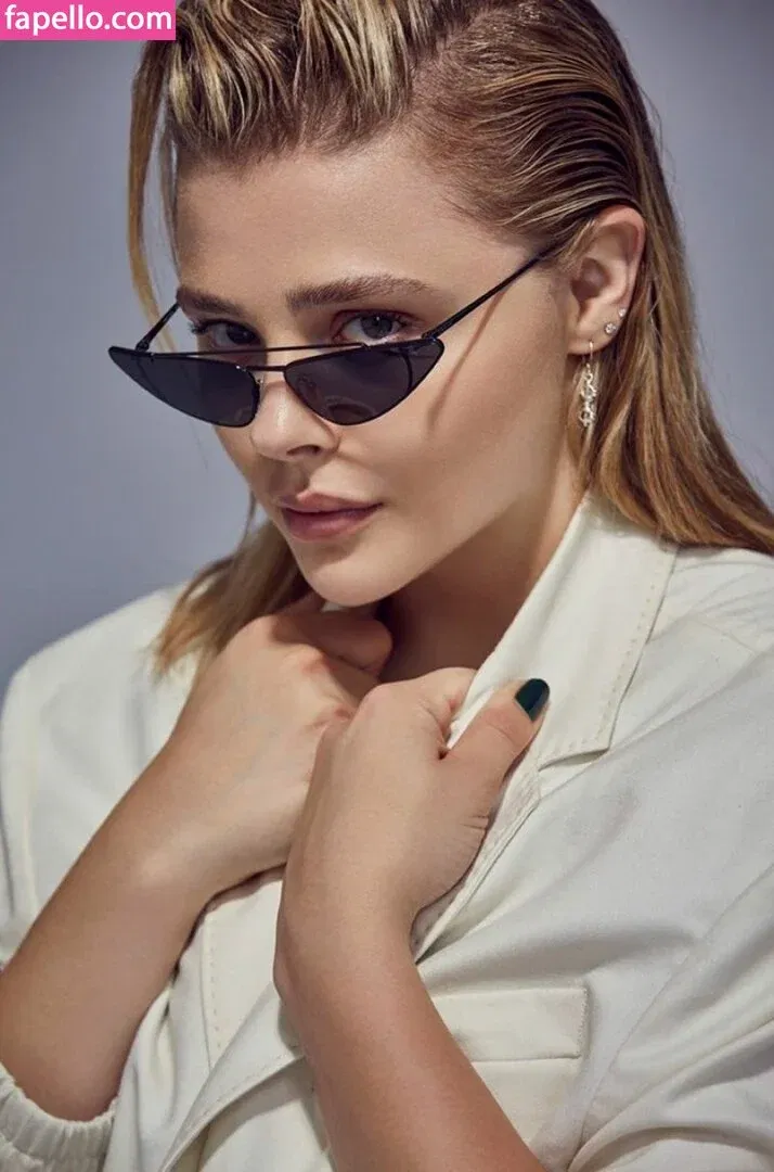 Chloë Grace Moretz / chloegmoretz / https: Onlyfans Photo Gallery 