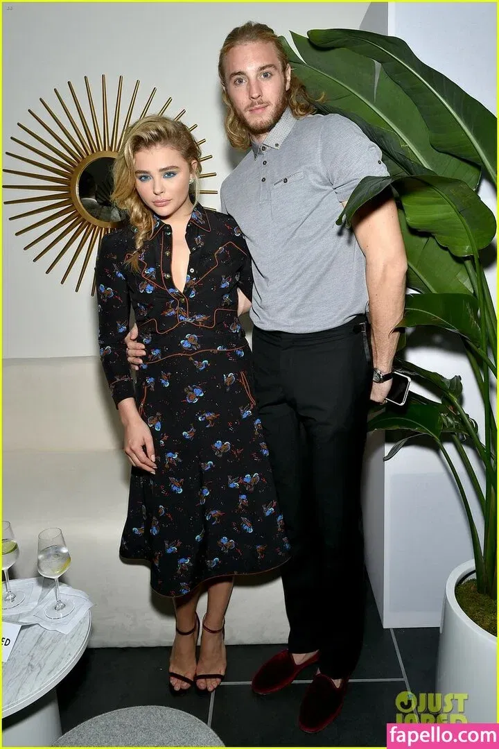 Chloë Grace Moretz / chloegmoretz / https: Onlyfans Photo Gallery 
