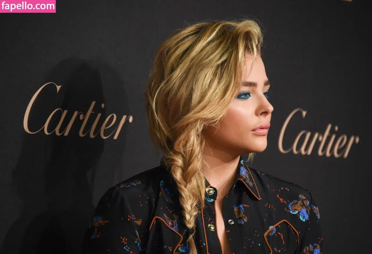 Chloë Grace Moretz / chloegmoretz / https: Onlyfans Photo Gallery 