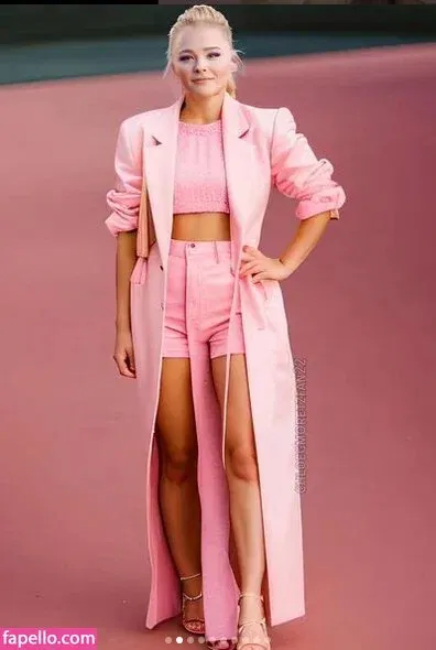 Chloë Grace Moretz / chloegmoretz / https: Onlyfans Photo Gallery 