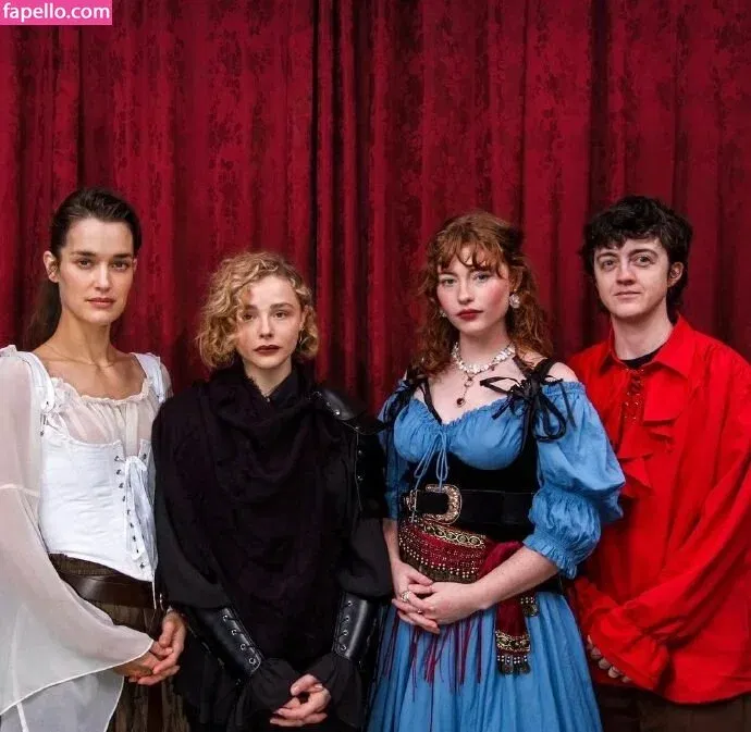 Chloë Grace Moretz / chloegmoretz / https: Onlyfans Photo Gallery 