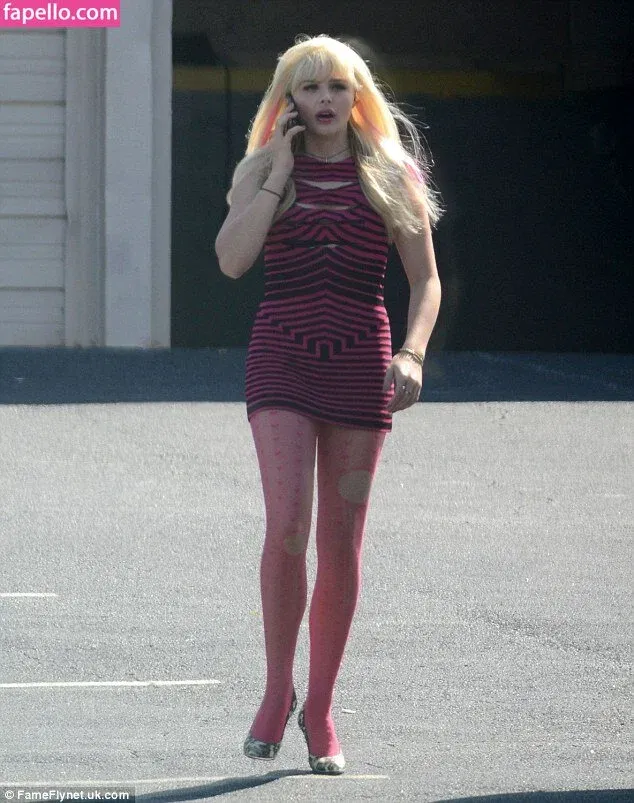 Chloë Grace Moretz / chloegmoretz / https: Onlyfans Photo Gallery 