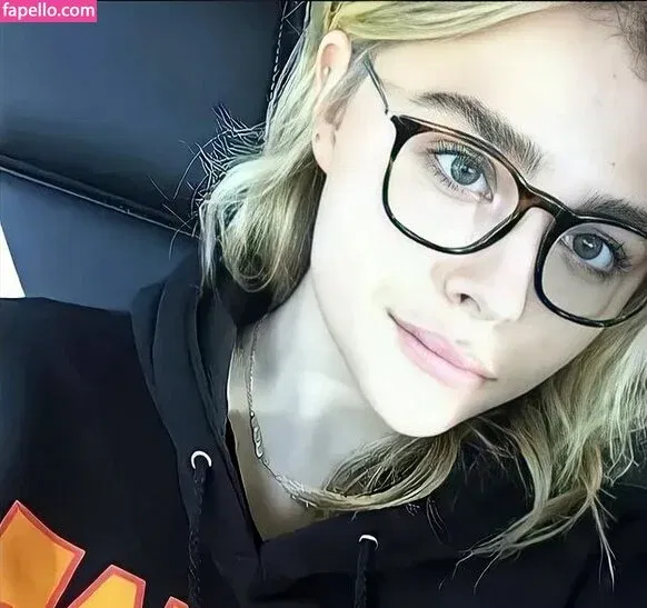 Chloë Grace Moretz / chloegmoretz / https: Onlyfans Photo Gallery 