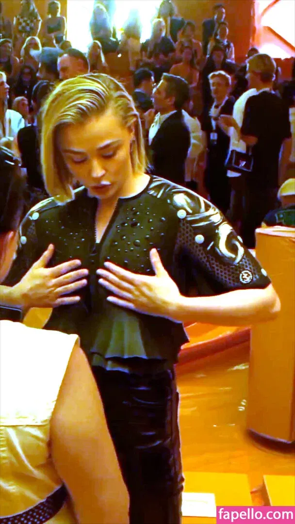 Chloë Grace Moretz / chloegmoretz / https: Onlyfans Photo Gallery 