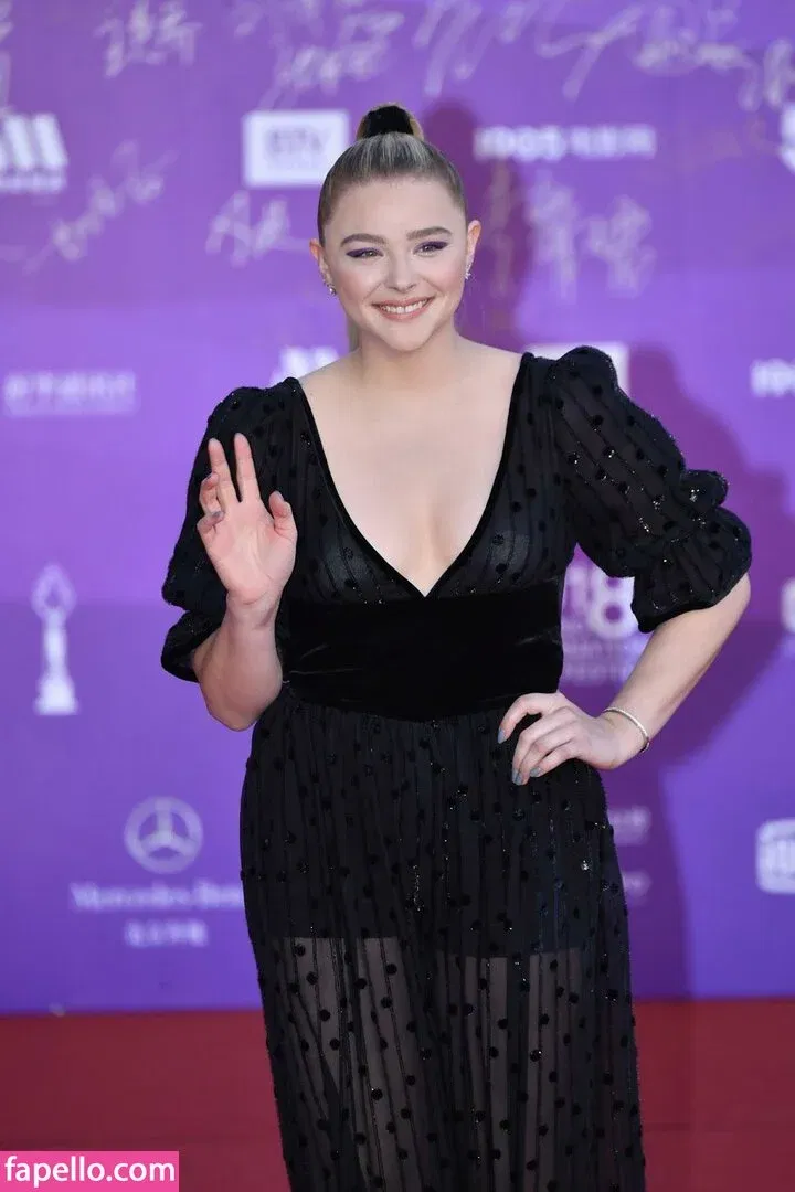Chloë Grace Moretz / chloegmoretz / https: Onlyfans Photo Gallery 