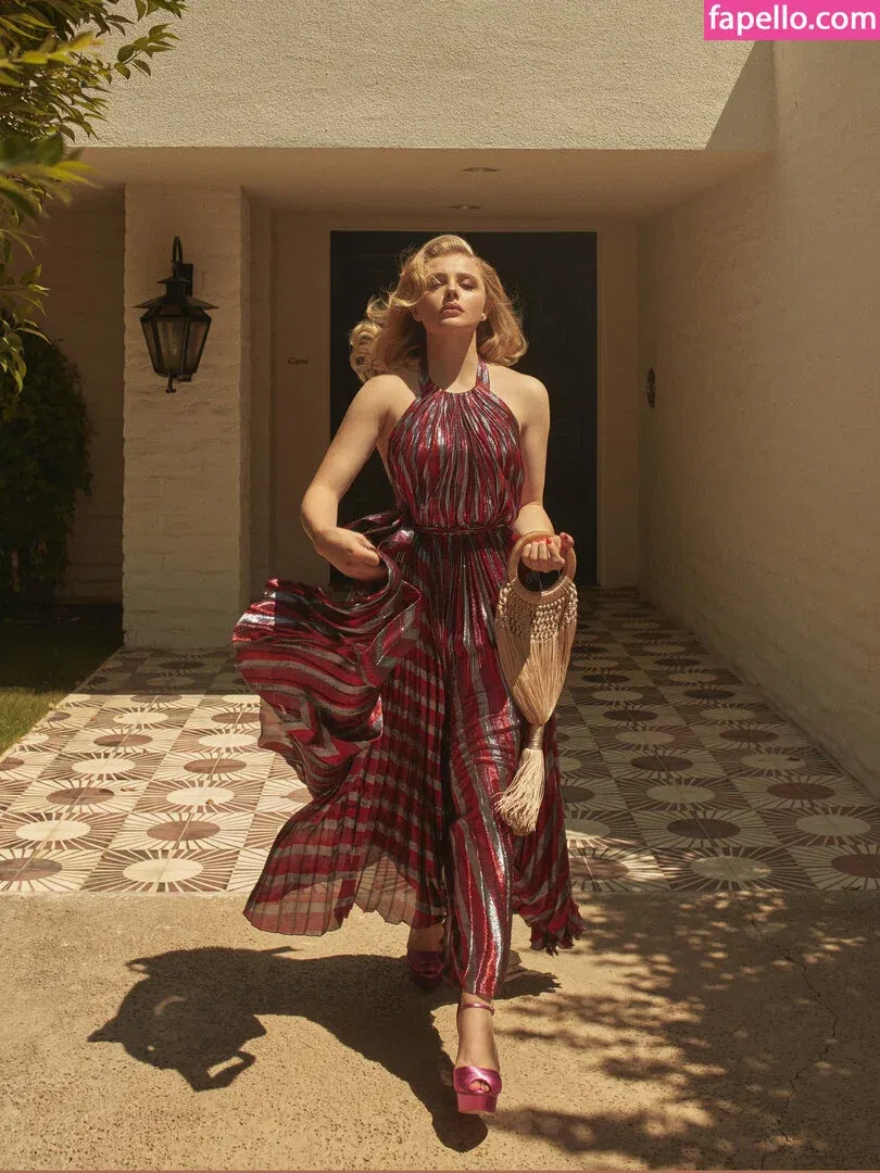 Chloë Grace Moretz / chloegmoretz / https: Onlyfans Photo Gallery 