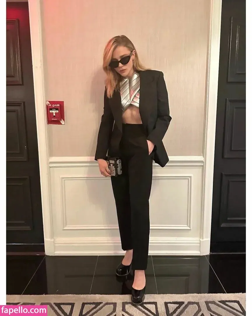 Chloë Grace Moretz / chloegmoretz / https: Onlyfans Photo Gallery 