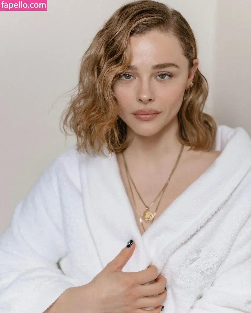 Chloë Grace Moretz / chloegmoretz / https: Onlyfans Photo Gallery 