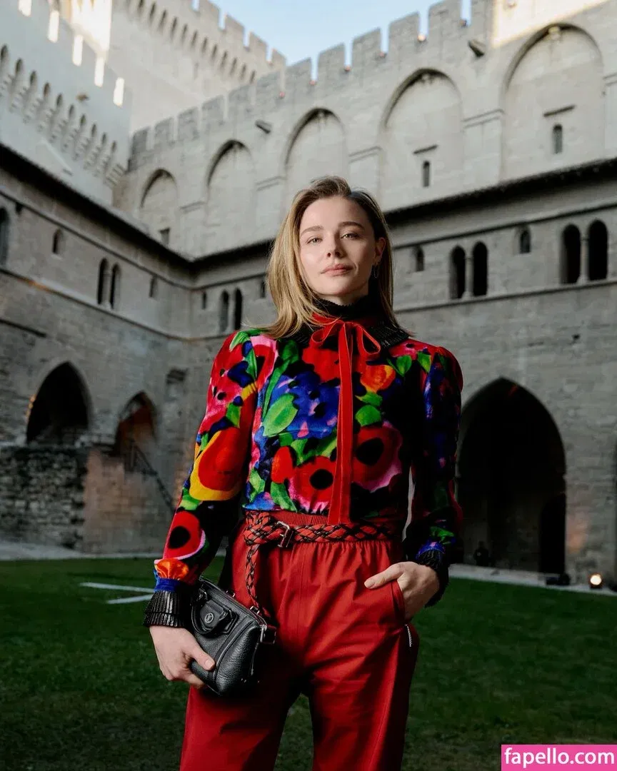 Chloë Grace Moretz / chloegmoretz / https: Onlyfans Photo Gallery 