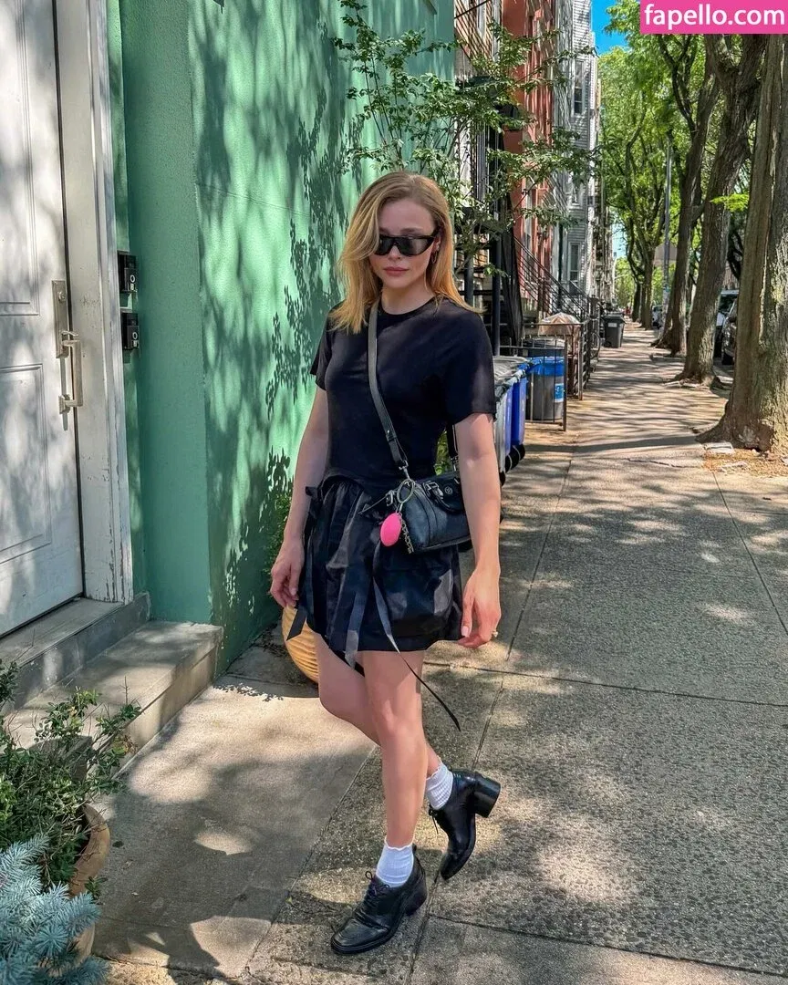 Chloë Grace Moretz / chloegmoretz / https: Onlyfans Photo Gallery 