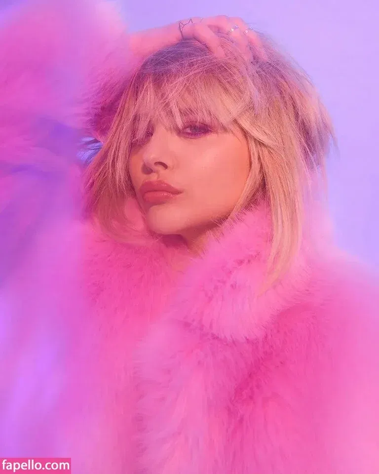 Chloë Grace Moretz / chloegmoretz / https: Onlyfans Photo Gallery 