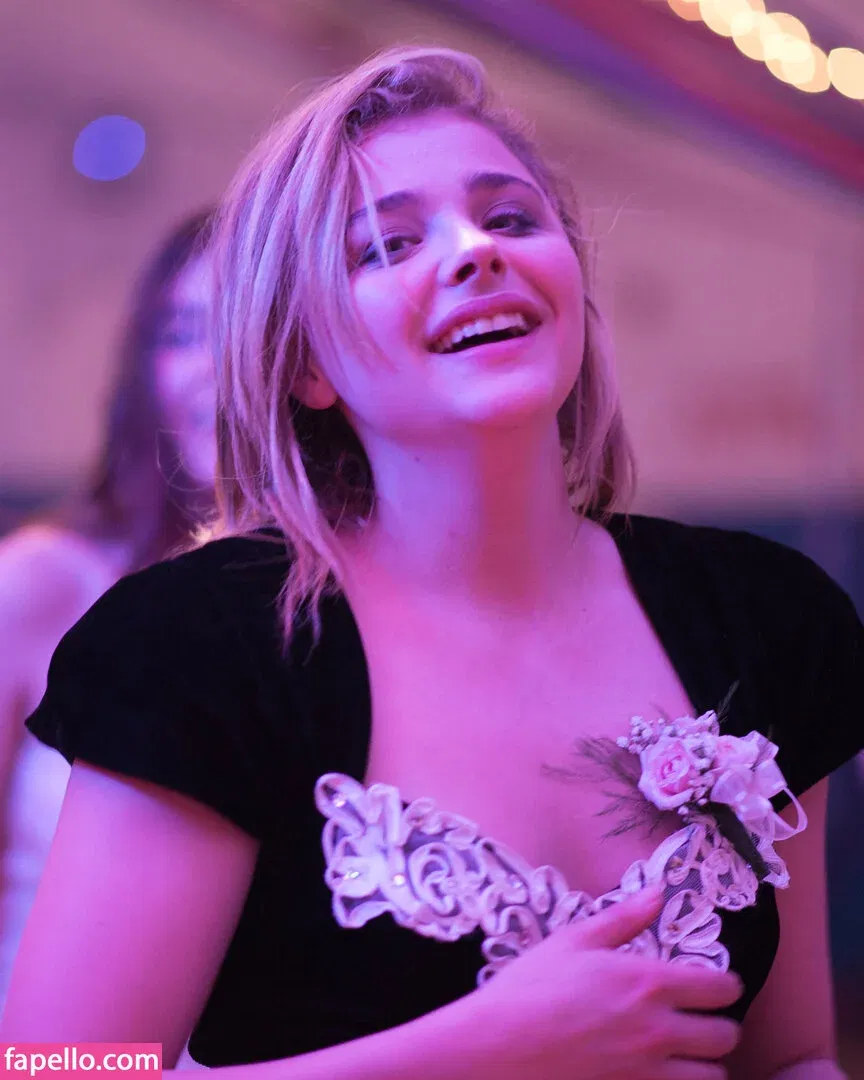 Chloë Grace Moretz / chloegmoretz / https: Onlyfans Photo Gallery 