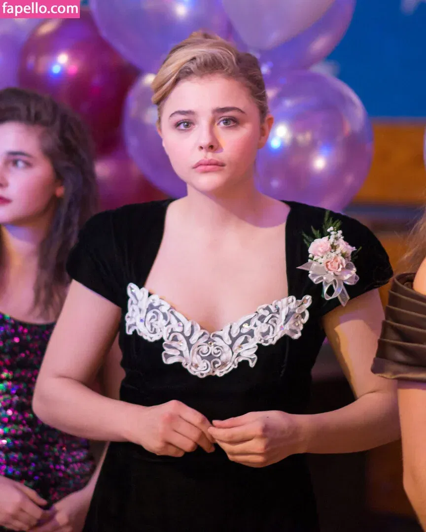 Chloë Grace Moretz / chloegmoretz / https: Onlyfans Photo Gallery 